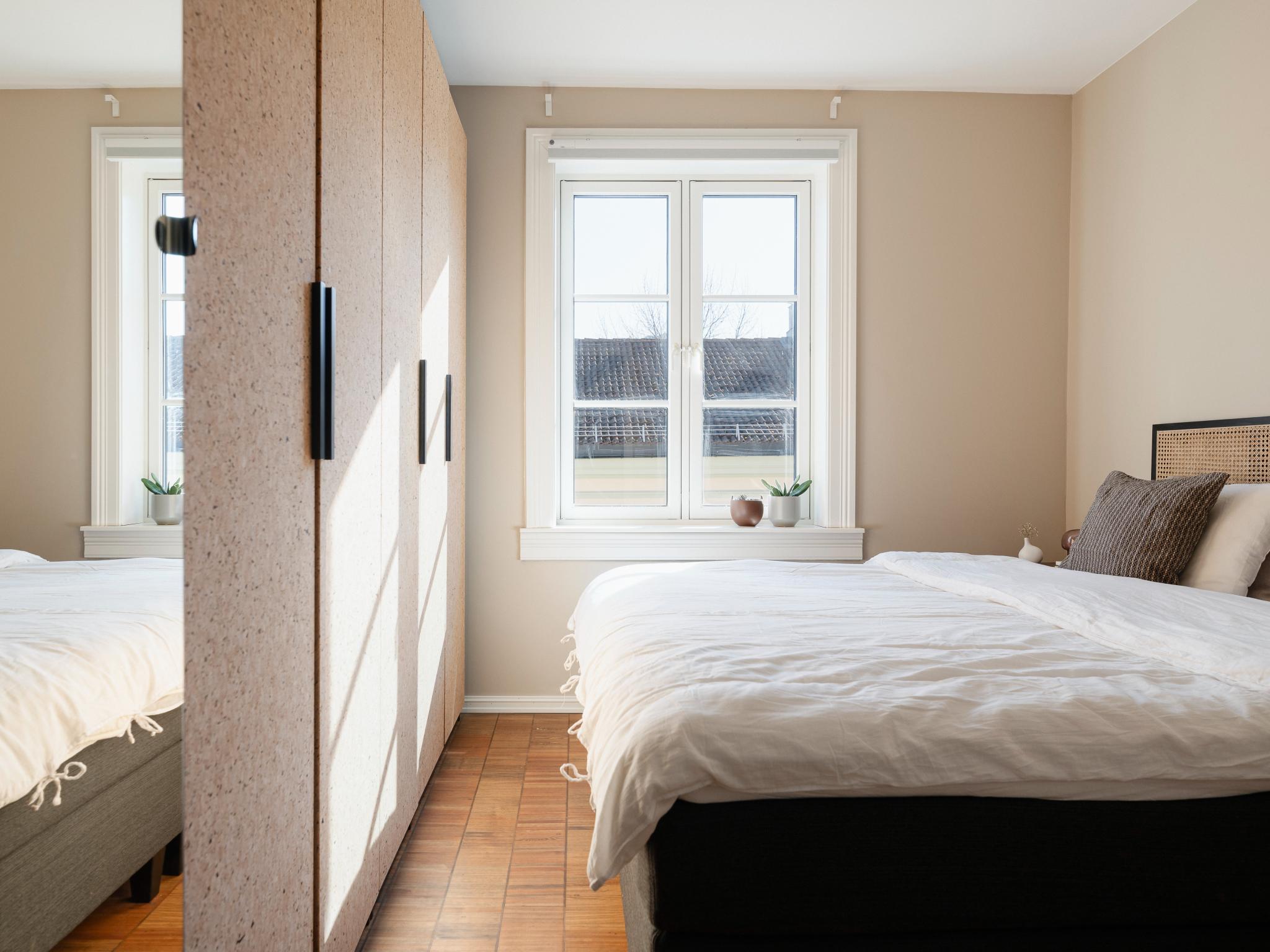 Leilighetens planløsning er familievennlig med tre soverom på samme plan.